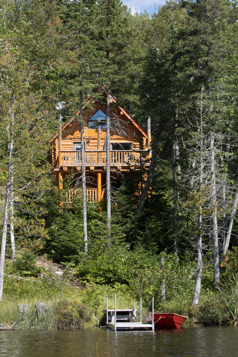 Chalets en bois rond tout équipés, avec accès au lac.