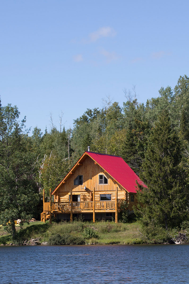 Chalets en bois rond tout équipés, avec accès au lac.